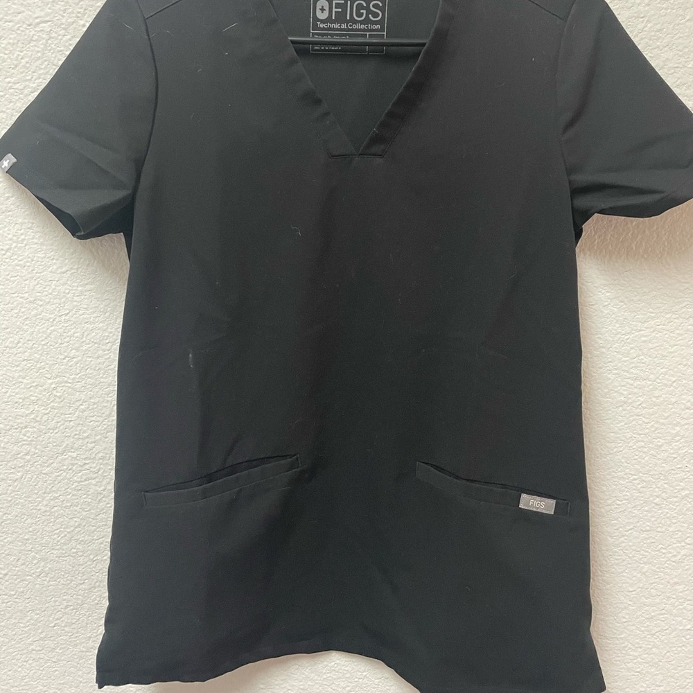 Figs Casma 3 pocket scrub top.